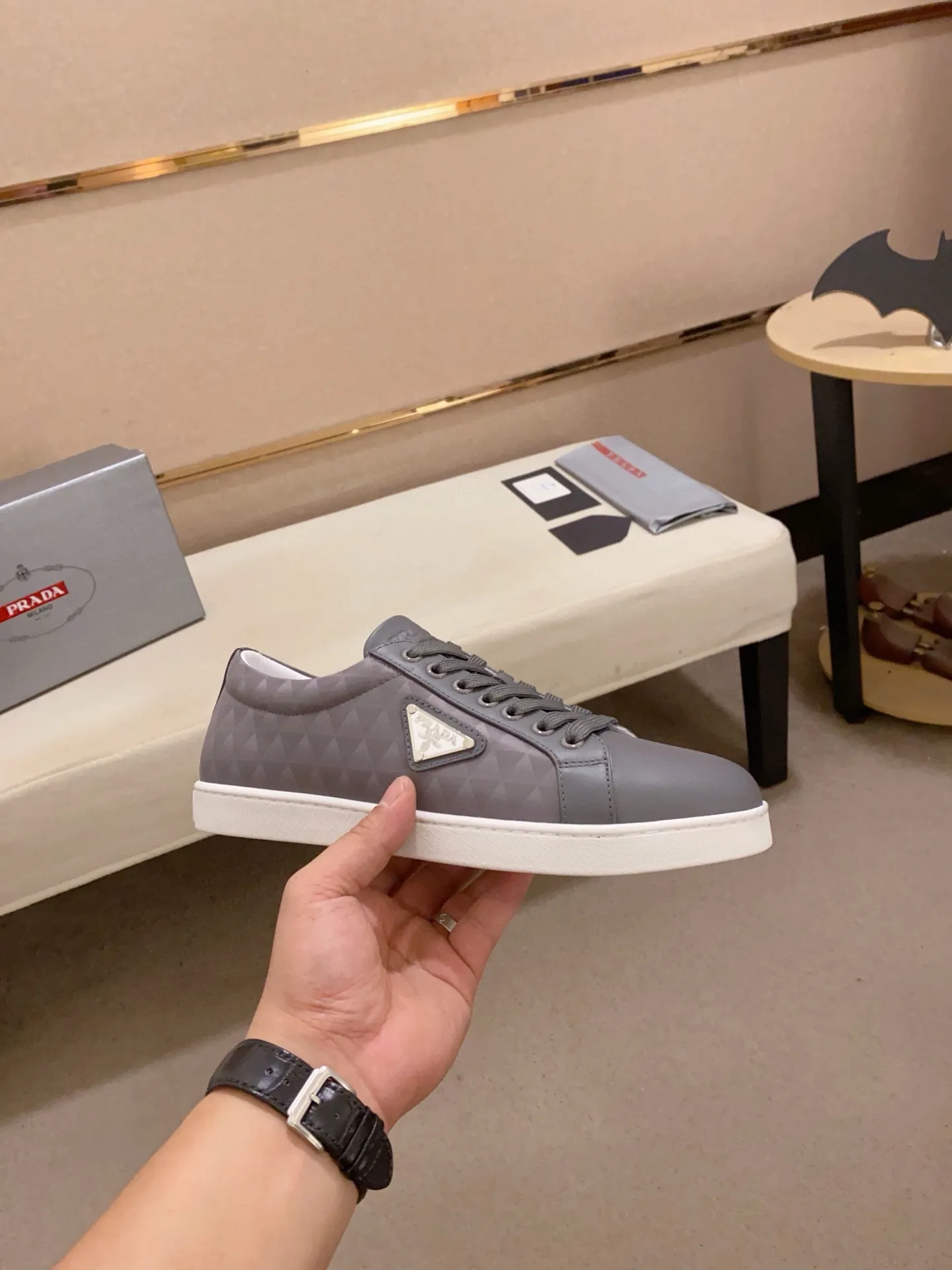 Men's shoes 💰 580💰 ✔️✔️✔️High-quality new PRADA counters are launched at the same time. The new men's shoes and 😘fabrics are selected from first-layer cowhide and are made by pure handicrafts. Lining: Full cowhide lining. 👍🏿 High-end ☄️ air-cushion molded anti-slip rubber outsole, exquisite lines, simple and elegant, comfortable and high-end for leisure travel. Code number: 38 to 44 (45 can be customized)